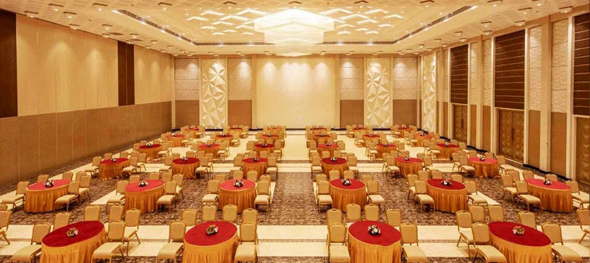 Reception layout in the main hall at Suganya Convention Centre, Pondicherry